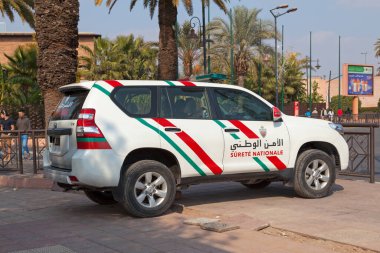 Marakeş, Fas - 16 Ocak 2018: Surete Nationale 'nin SUV' si bir trafik çemberinin yakınına park edilmiş..