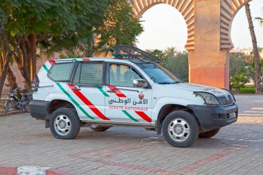 Marakeş, Fas - 15 Ocak 2018: Surete Nationale 'nin SUV' si bir trafik çemberinin yakınına park edilmiş..