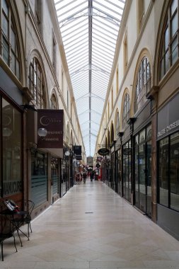 Paris, Fransa - 18 Ağustos 2017: Passage Choiseul, Paris 'in 2. Choiseul sokağının devamı..