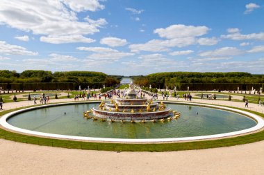 Versailles, Fransa - 20 Ağustos 2017: Parterre d 'Eau' nun hemen batısında ve aşağısında yer alan Bassin de Latone 'dir. Fransa 'daki Versailles bahçelerinde gördüğünüz ilk çeşme..