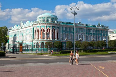 Yekaterinburg, Rusya - 15 Temmuz 2018: Sevastyanov Hanedanı (ayrıca Sendikalar Meclisi olarak da bilinir) Yekaterinburg 'da bir saraydır. 1918 'de Ural İşçi Komiserliği' nin ilk kurulduğu eski Bölge Mahkemesi binası..
