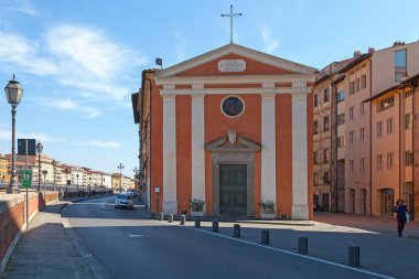 Pisa, İtalya - 31 Mart 2019: Saint Cristina Kilisesi (İtalyanca: Parrocchia di Santa Cristina) Arno Nehri kıyısında.