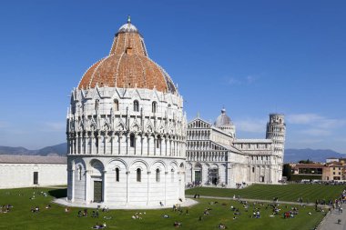 Pisa, İtalya - 31 Mart 2019: Piazza dei Miracoli (Türkçe: Mucizeler Meydanı), resmi adıyla Piazza del Duomo (İngilizce: Katedral Meydanı), Avrupa 'nın ortaçağ sanatının önemli bir merkezi olarak kabul edilir..