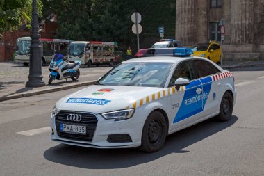 Budapeşte, Macaristan - 21 Haziran 2018: Polis memurları (Rendorseg) polis arabalarıyla Castle Hill 'de dolaşıyorlar.