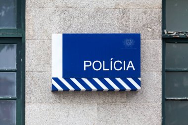 Portekiz polisi Porto 'daki bir polis karakolunun önünde imza attı..