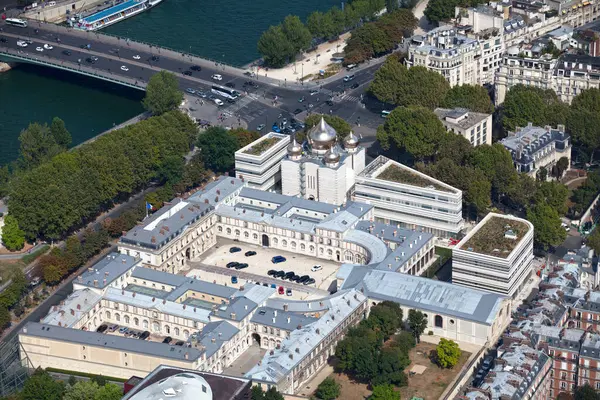 Palais de l 'Alma' nın Eyfel Kulesi 'nden ve Sainte-Trinite de Paris Katedrali' nden, Seine Nehri 'ni geçen Pont de l' Alma 'nın karşısındaki manzaraya bakın..