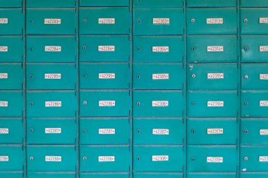 Postane duvarındaki posta kutuları..