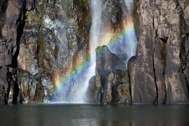 Niagara Şelalesinde gökkuşağı Sainte-Suzanne 'de (Reunion Adası), yerel olarak Cascade Niagara olarak bilinir..