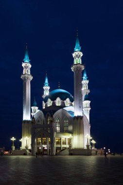 Kazan Kremlin Kul Şerif Camii'nde gece görünümü.