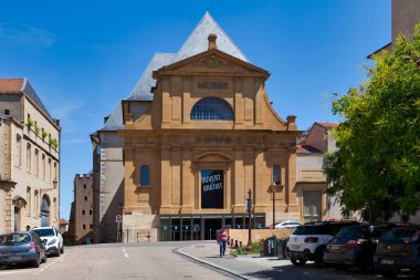 Metz, Fransa - 24 Haziran 2020: La Cour d 'Or Müzesi Roma' dan Rönesans dönemlerine ve 16. yüzyıldan 20. yüzyıla kadar sanat eserlerinin koleksiyonlarına ev sahipliği yapıyor..