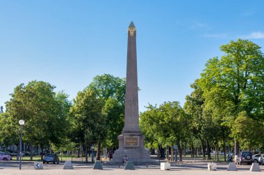 Nancy, Fransa - 25 Haziran 2020 - Carnot Anıtı veya Nancy Obelisk, Place Carnot ve Cours Leopold 'u ayıran ara sokakta bulunan bir dikilitaştır. 28 Haziran 1896 'da açıldı..