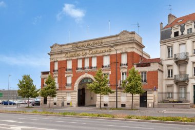 Reims, Fransa - Haziran 09 2020: Reims şehir merkezinde şampanya evi Charles de Cazanove.