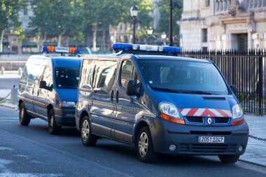 Paris, Fransa - 17 Temmuz 2017: Jandarma araçları Paris 'teki Palais de Justice' in önüne park edildi.