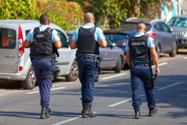 Saint-Gilles bankları, La Reunion - 25 Haziran 2017: Grand Boucan Karnavalı sırasında kurşun geçirmez yelek giyen üç jandarma.