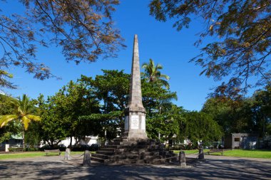 18 Temmuz 1940 'da Saint-Paul de la Reunion Meydanı' nda yapılan savaş anıtı..