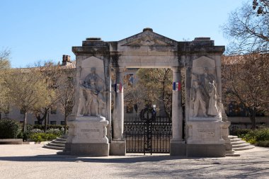 Nimes 'in (Gard, Fransa) savaş anıtı, 20. yüzyıldaki çatışmalar sırasında hayatını kaybeden kasaba askerlerine adanmıştır. Auguste Carli tarafından 1924 yılında kuruldu ve açılışı yapıldı..