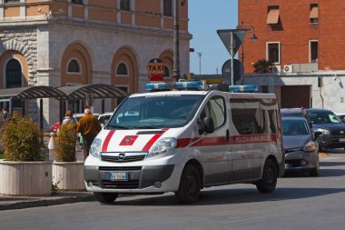 Pisa, İtalya - 31 Mart 2019: Polis Belediyesi Van 'ı tren istasyonunun önünde park etti.