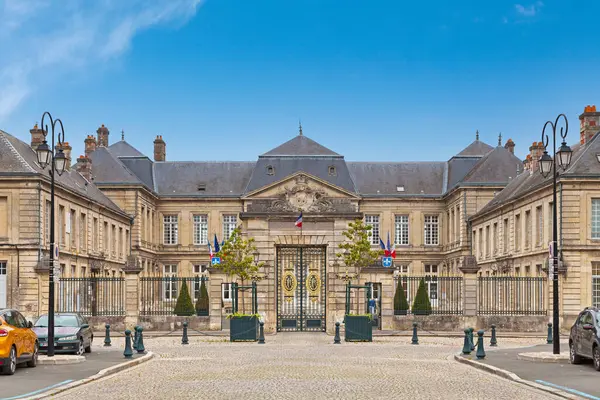 Soissons, Fransa - Haziran 09 2020: Soissons Belediye Binası 1774-1776 yılları arasında inşa edilmiştir. 2007 yılından bu yana tarihi eser olarak listelenmiştir..