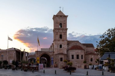 Larnaca, Kıbrıs - 03 Şubat 2024: Günbatımında Saint Lazarus Kutsal Kilisesi.