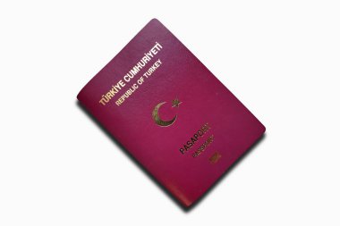Türkiye 'den gelen pasaporta yakın plan beyaz arka planda izole edilmiş.