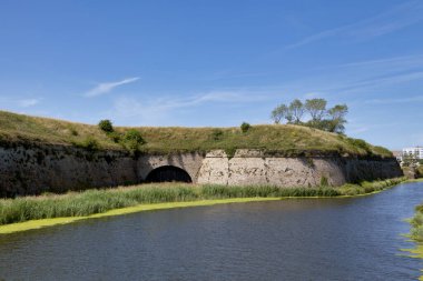 Calais Kalesi 'nin güçlendirilmiş duvarları, 16. yüzyılda Calais şehrini savunmak amacıyla inşa edilmiş bir kale..