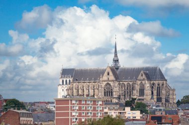 Saint-Quentin Bazilikası (Fransızca: Basilique Saint-Quentin), Saint-Quentin Koleji (Fransızca: Collegiale Saint-Quentin) Fransa 'nın Aisne kentinde bulunan bir Katolik kilisesidir..