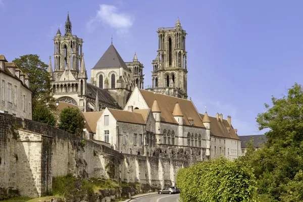 Laon Katedrali (Fransızca: Cathedrale Notre-Dame de Laon), Fransa 'nın Hauts-de-France eyaletinin Laon kentinde bulunan Katolik kilisesidir. 12. ve 13. yüzyıllarda inşa edilmiş..