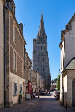 Bayeux, Fransa - 06 Ağustos 2020: The Notre-Dame de Bayeux Katedrali, Bayeux ve Lisieux piskoposluğunun bu departmana karşılık gelen eski bir Gotik tarzı katedraldir..