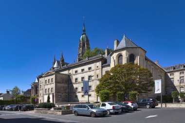 Bayeux, Fransa - 06 Ağustos 2020: Bayeux Episcopal Sarayı (ya da Bayeux Piskoposu Sarayı) arkasında Katedral kulesi olan.