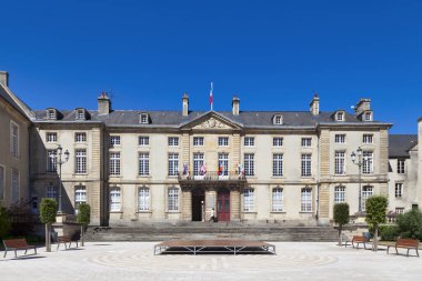 Bayeux, Fransa - 06 Ağustos 2020: Bayeux Piskoposluk Sarayı veya Bayeux Piskoposluğu Sarayı, 1793 'ten önce Bayeux piskoposlarının yaşadığı bir piskoposluk sarayı..