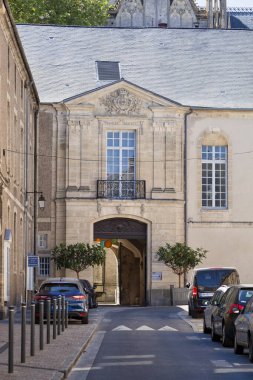 Bayeux, Fransa - 06 Ağustos 2020: Bayeux Episcopal Sarayı 'ndan (veya Bayeux Piskoposu Sarayı) geçerek Liberte Meydanı' na giriş.