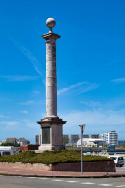 Calais, Fransa - 22 Haziran 2020: Louis XVIII 'ün 1814' te Calais 'e inişi için bir anıt sütundur.