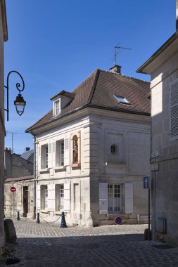 Crepy-en-Valois, Fransa - 25 Mayıs 2020: Madonna ve çocuğuyla bilinen Saint-Denis Sokağı 1 numaradaki ev.