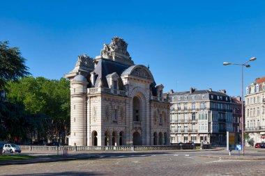 Lille, Fransa - 23 Haziran 2020: Porte de Paris, XVI. Louis 'in şehri ele geçirmesini anmak amacıyla 17. yüzyılda inşa edilmiş bir kemer anıttır..