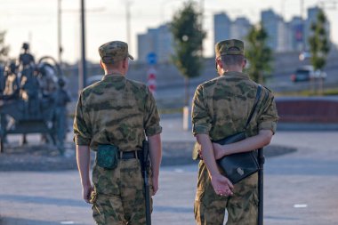 Kazan, Rusya - 10 Temmuz 2018: Kremlin 'in karşısındaki kasaba meydanında devriye gezen iki genç asker.