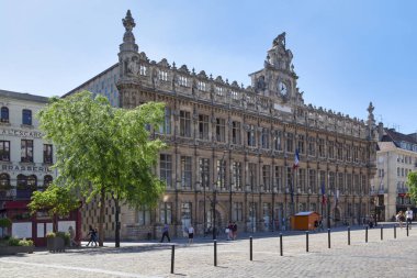 Valenciennes, Fransa - 23 Haziran 2020: Valenciennes Belediye Binası, Orta Çağ 'dan beri bu şehrin belediye kurumlarına ev sahipliği yapmaktadır. Place d 'Armes' de yer almaktadır ve tarihi eser listelenmiştir..