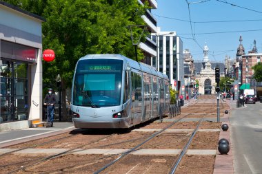 Valenciennes, Fransa - 23 Haziran 2020: arkasında tren istasyonu olan Valenciennes tramvayı.