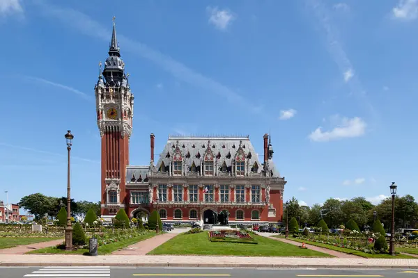 Calais, Fransa - 22 Haziran 2020: Belediye binası mimar Louis Debrouwer tarafından 1911-1923 yılları arasında inşa edilmiş bir binadır. Çan kulesi 2005 yılında UNESCO Dünya Mirasları Listesi 'nde yer aldı..