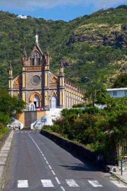 Notre-Dame-de-la-Delivrance kilisesi, Saint-Denis nehrinin sol kıyısında, La Redoute mahallesinin aşağısında ve şehir merkezinin karşısında yer almaktadır. Toskana Gotik tarzında inşa edilmiş. 