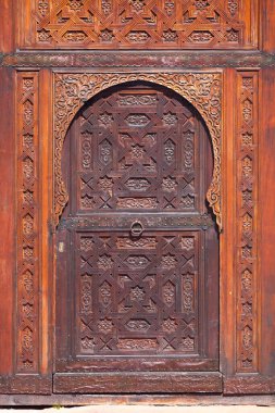 Geleneksel ve zanaatkar Fas ahşap ön kapısı.