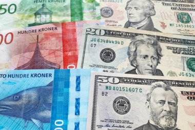 Bir yığın Norveç kronu ve ABD Doları 'na yakın çekim.