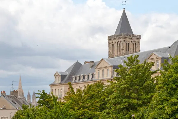 Sainte-Trinite Manastırı (Fransızca: Abbaye de Sainte-Trinite), ayrıca Abbaye aux Dames olarak da bilinir, St. Peter 's churh (Fransızca: Eglise Saint-Pierre) ve Saint-Etienne Kilisesi (Fransızca: Eglise Saint-Etienne).