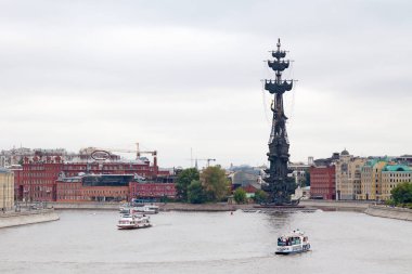 Moskova, Rusya - Temmuz 09 2018: Büyük Peter heykeli, Moskva Nehri ve Vodootvodny Kanalı 'nın batı kesişiminde Büyük Peter' a ait 98 metrelik bir anıttır..