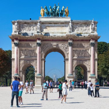 Paris, Fransa - Eylül 07 2016: Tuileries Garden ile Louvre Müzesi arasındaki Atlıkarınca Zafer Kemeri.