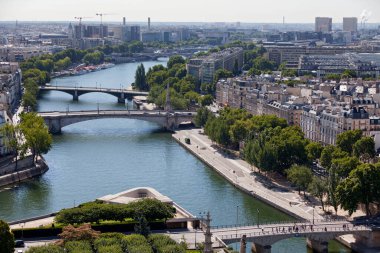 Paris, Fransa - 17 Temmuz 2017: Pont de l 'Archeveche, Pont de la Tournelle, Pont de Sully, Pont d' Austerlitz, Viaduc d 'Austerlitz, Pont Charles de Gaulle, Pont de Bercy.