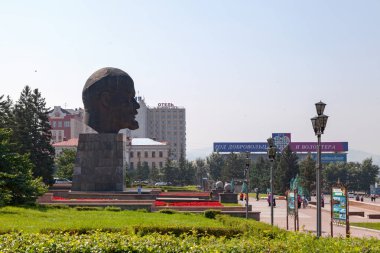 Ulan-Ude, Rusya - 29 Temmuz 2018: Lenin Anıtı, şimdiye kadar inşa edilmiş en büyük Sovyet lider Vladimir Lenin 'in Doğu Rusya' daki Burya Cumhuriyeti 'nin başkenti Ulan-Ude' de bulunan anıtıdır..