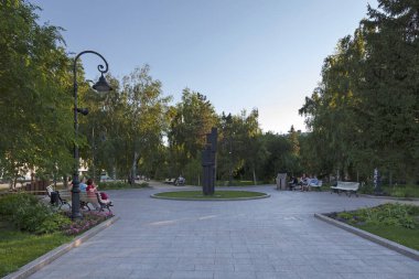 Omsk, Rusya - 17 Temmuz 2018: Ortasında ünlü Rus yazar F.M. Anıtı bulunan Tiyatro Bahçesi Dostoyevski 