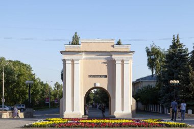 Omsk, Rusya - 17 Temmuz 2018: Stalinist baskı mağdurları için anıt taşı