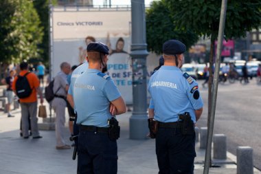 Bükreş, Romanya - 24 Haziran 2018: Jandarma memurları kalabalığı izliyor.