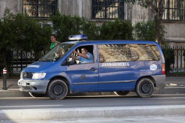 Bükreş, Romanya - 24 Haziran 2018: Jandarma subayı Jandarma istasyonu yakınlarında minibüsünde bekliyor.
